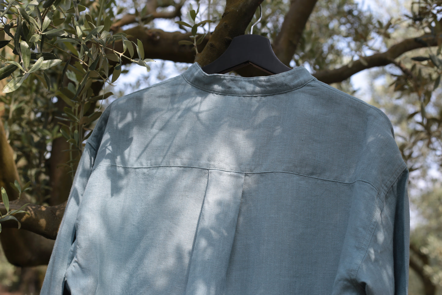 Traveller Linen shirt for men with stand collar in Aquamarine Blue