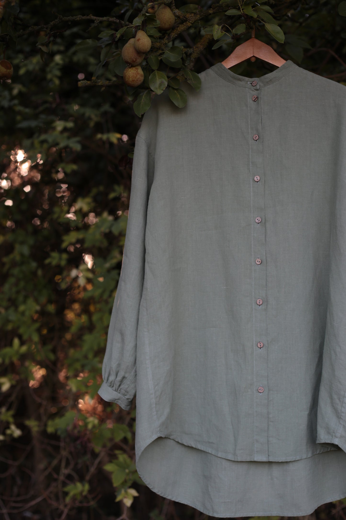 Traveller Linen shirt for women with stand collar in Olive Leaf color