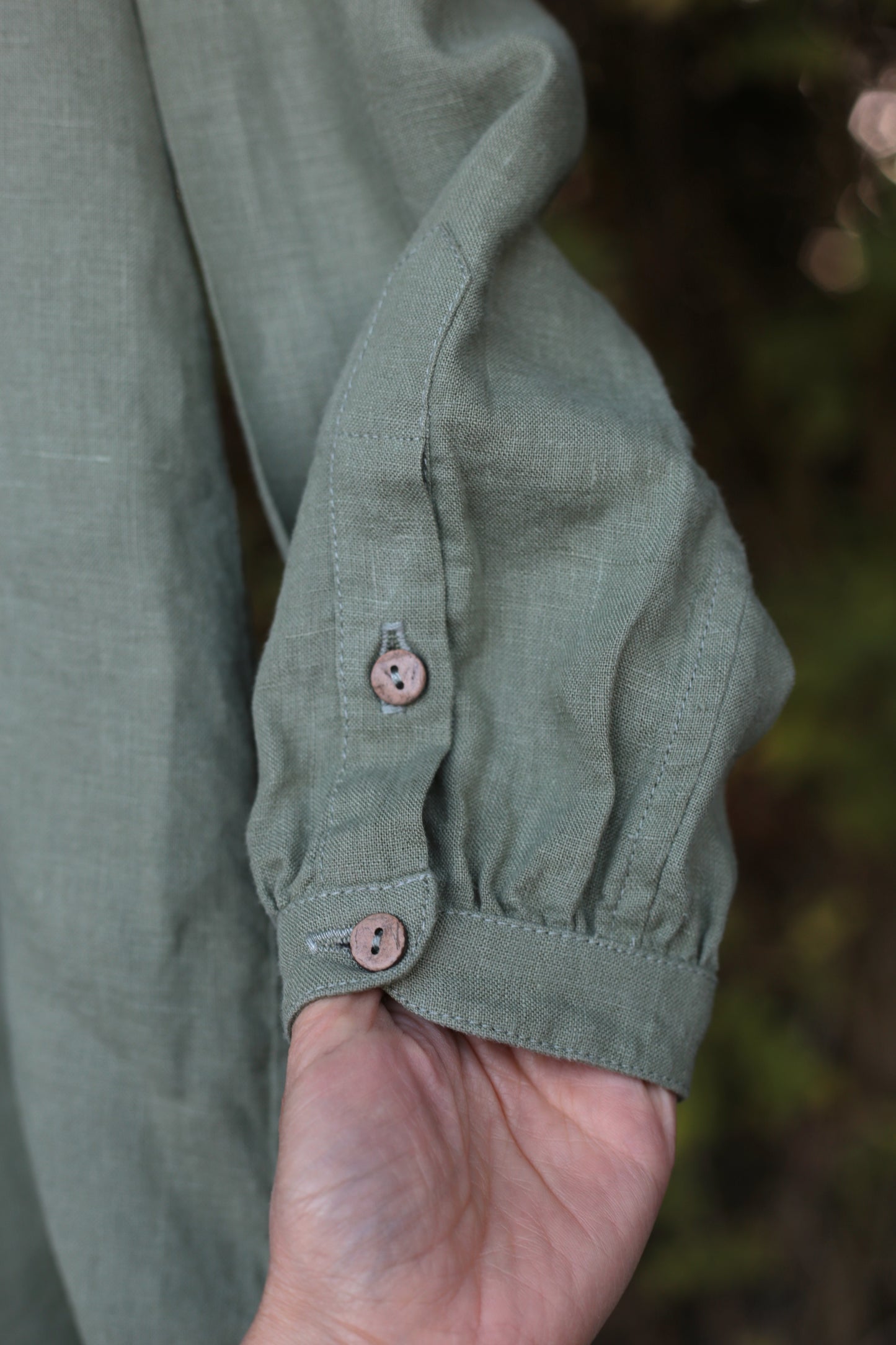 Traveller Linen shirt for women with stand collar in Olive Leaf color