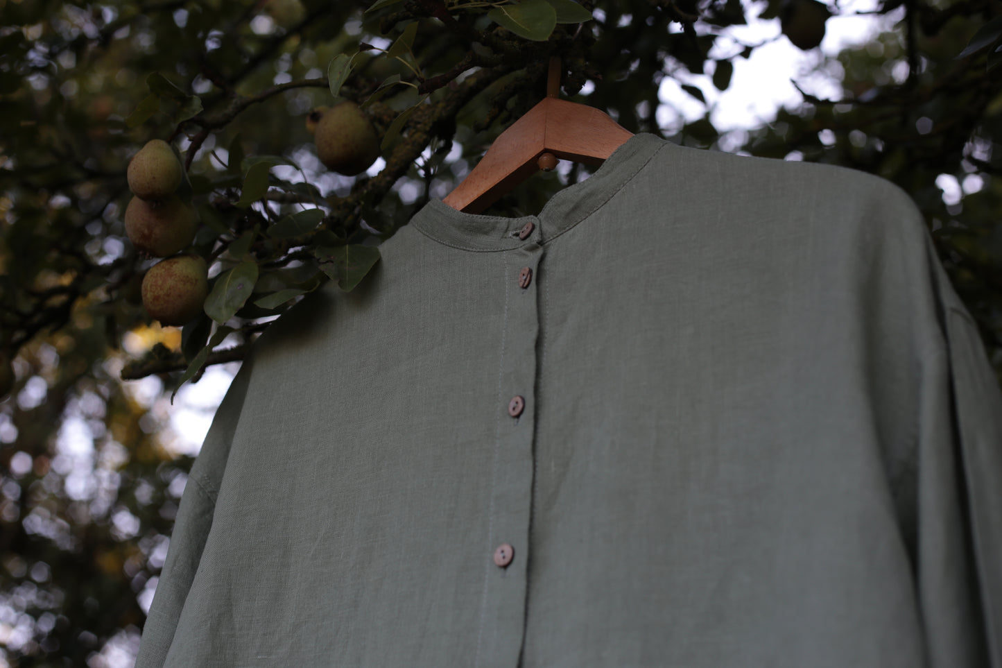 Traveller Linen shirt for women with stand collar in Olive Leaf color