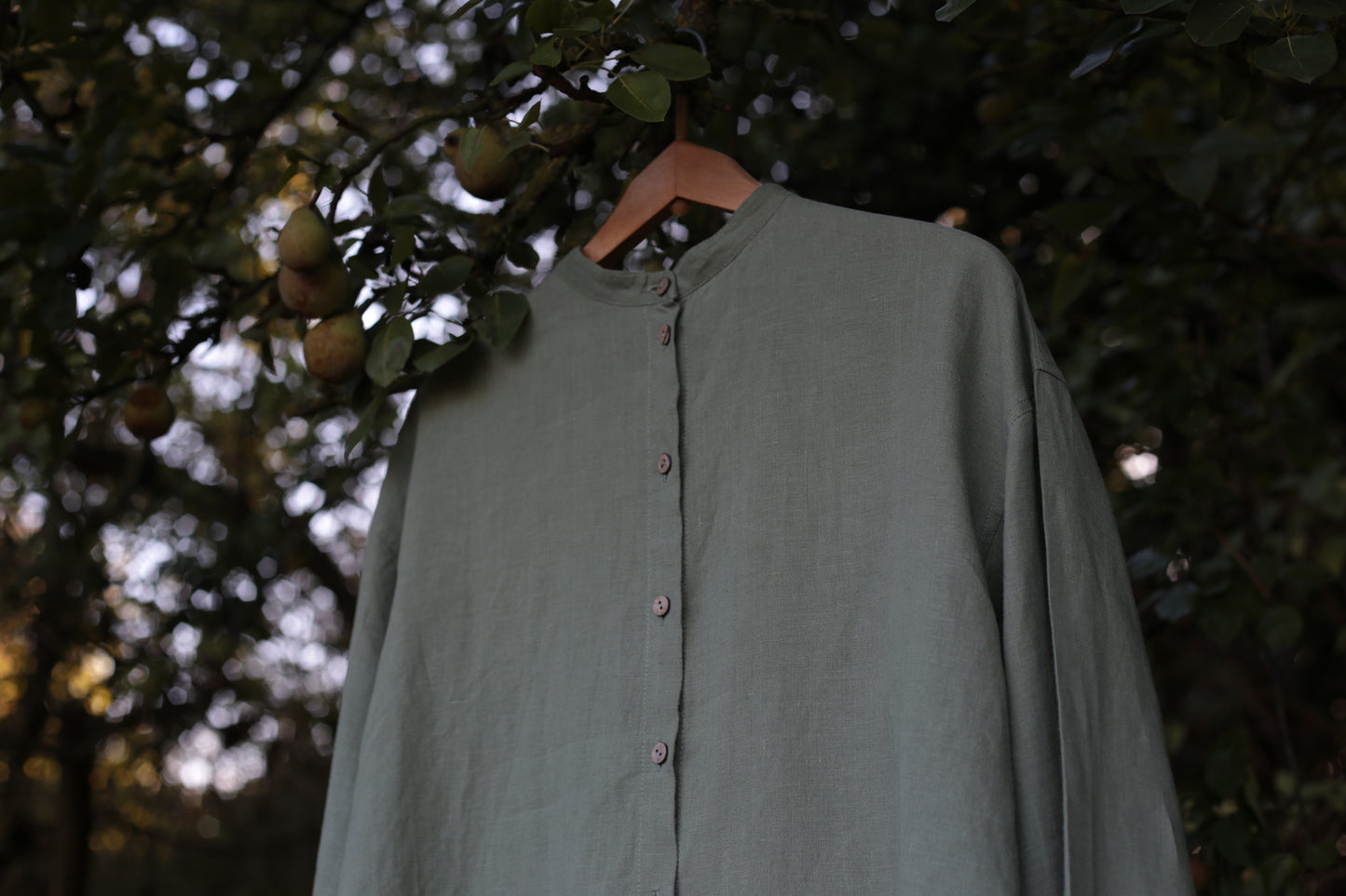 Traveller Linen shirt for women with stand collar in Olive Leaf color