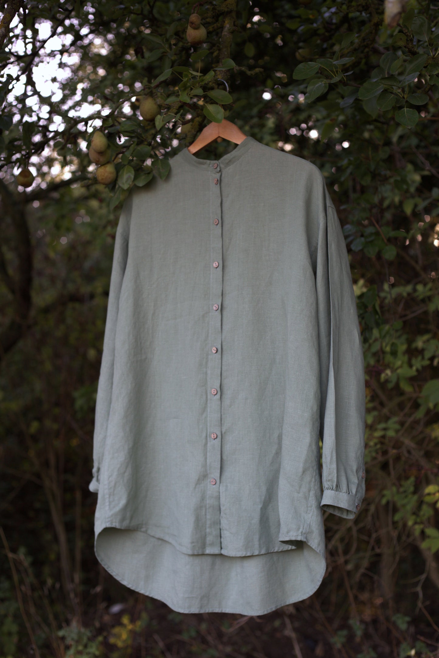 Traveller Linen shirt for women with stand collar in Olive Leaf color