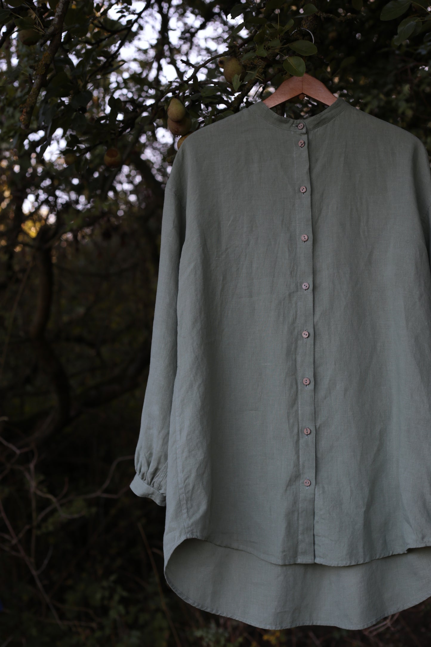Traveller Linen shirt for women with stand collar in Olive Leaf color