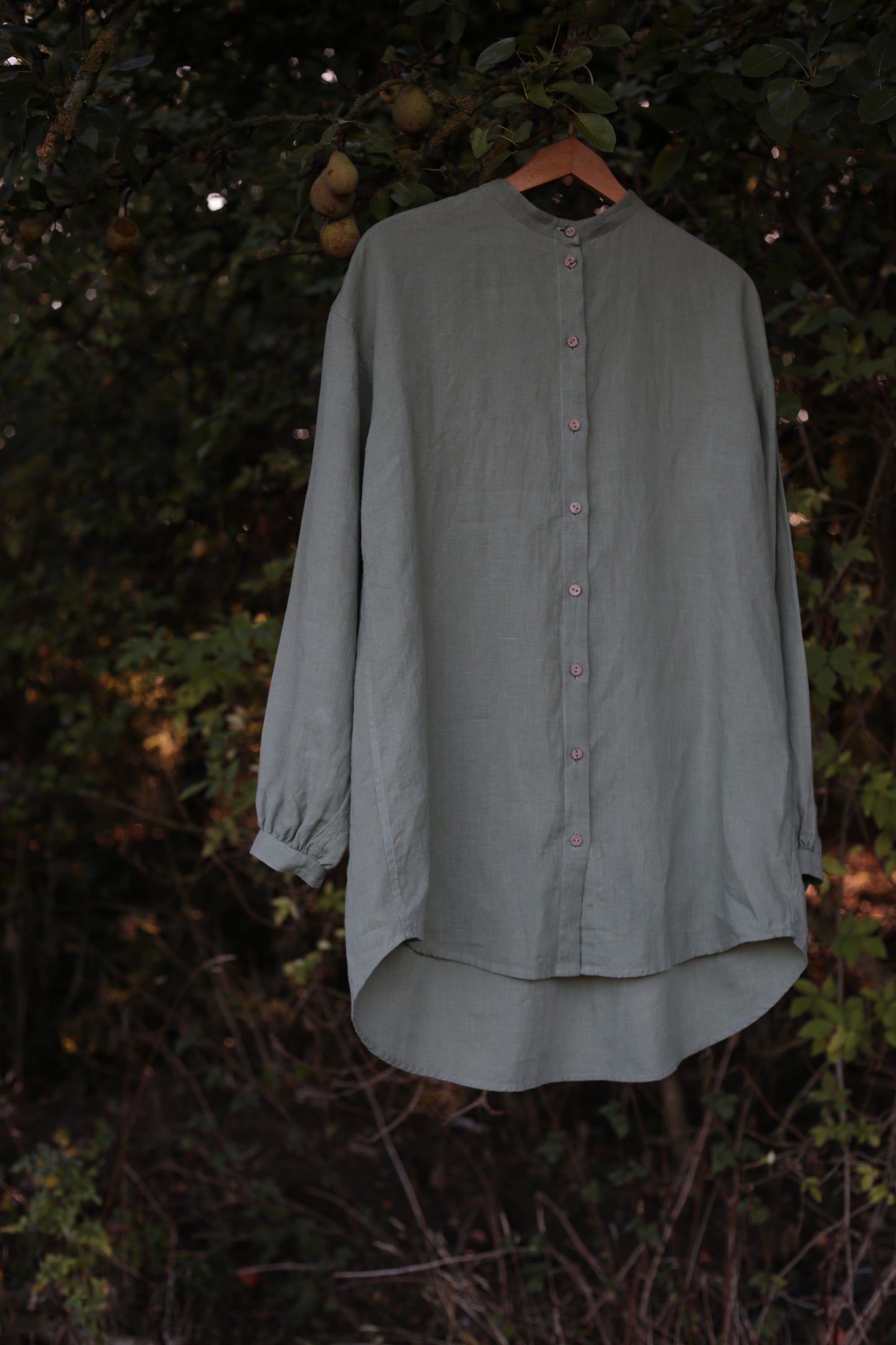 Traveller Linen shirt for women with stand collar in Olive Leaf color
