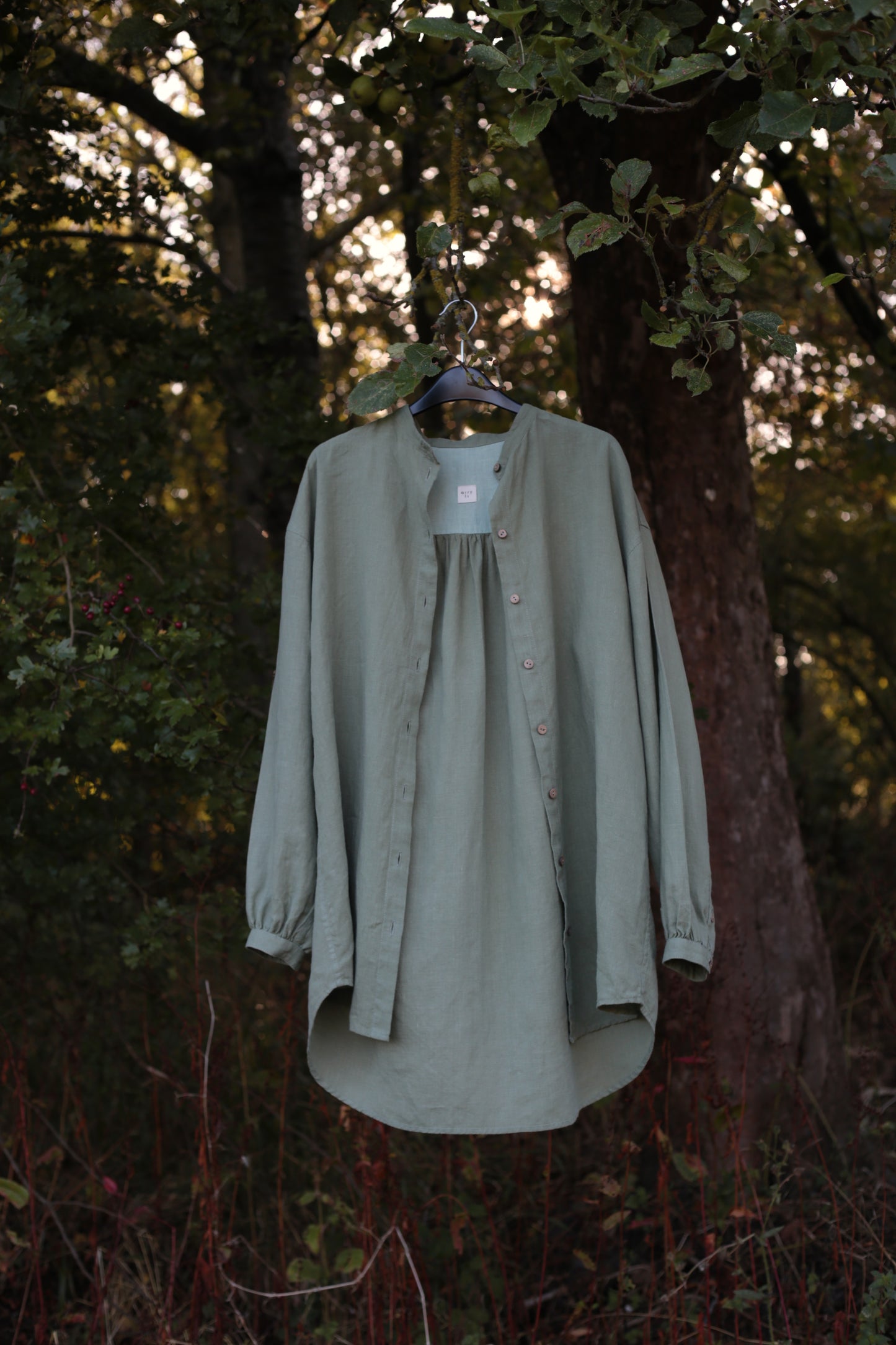 Traveller Linen shirt for women with stand collar in Olive Leaf color