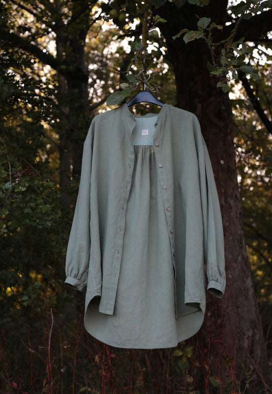 Traveller Linen shirt for women with stand collar in Olive Leaf color