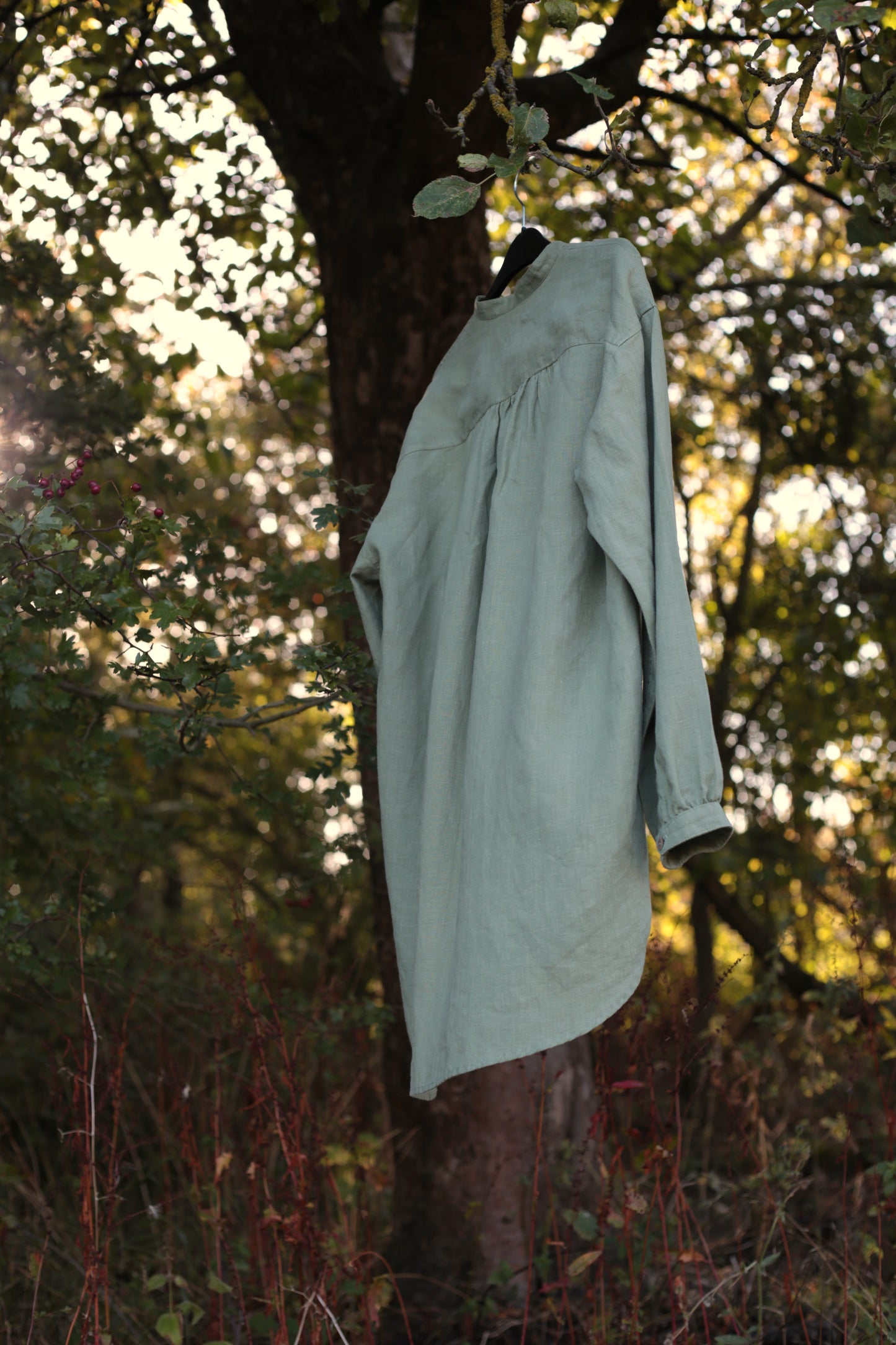 Traveller Linen shirt for women with stand collar in Olive Leaf color