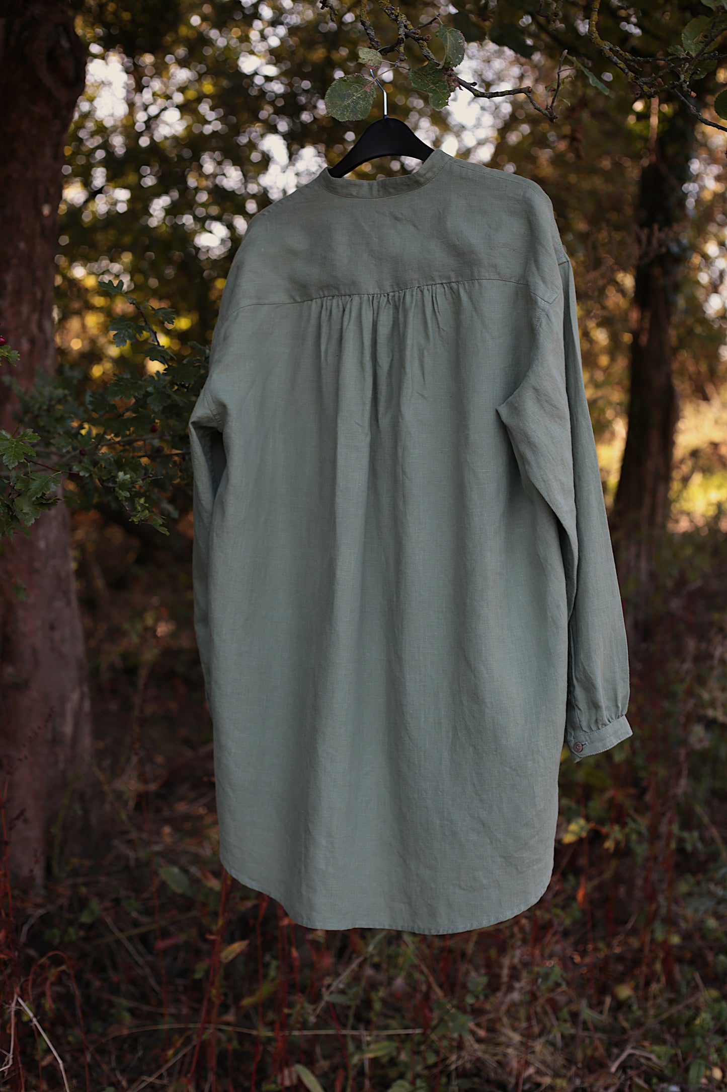 Traveller Linen shirt for women with stand collar in Olive Leaf color