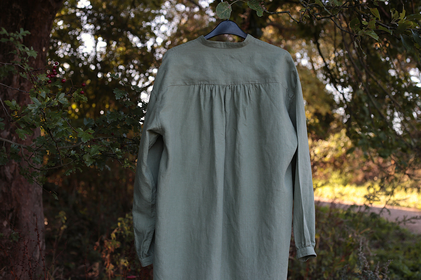 Traveller Linen shirt for women with stand collar in Olive Leaf color