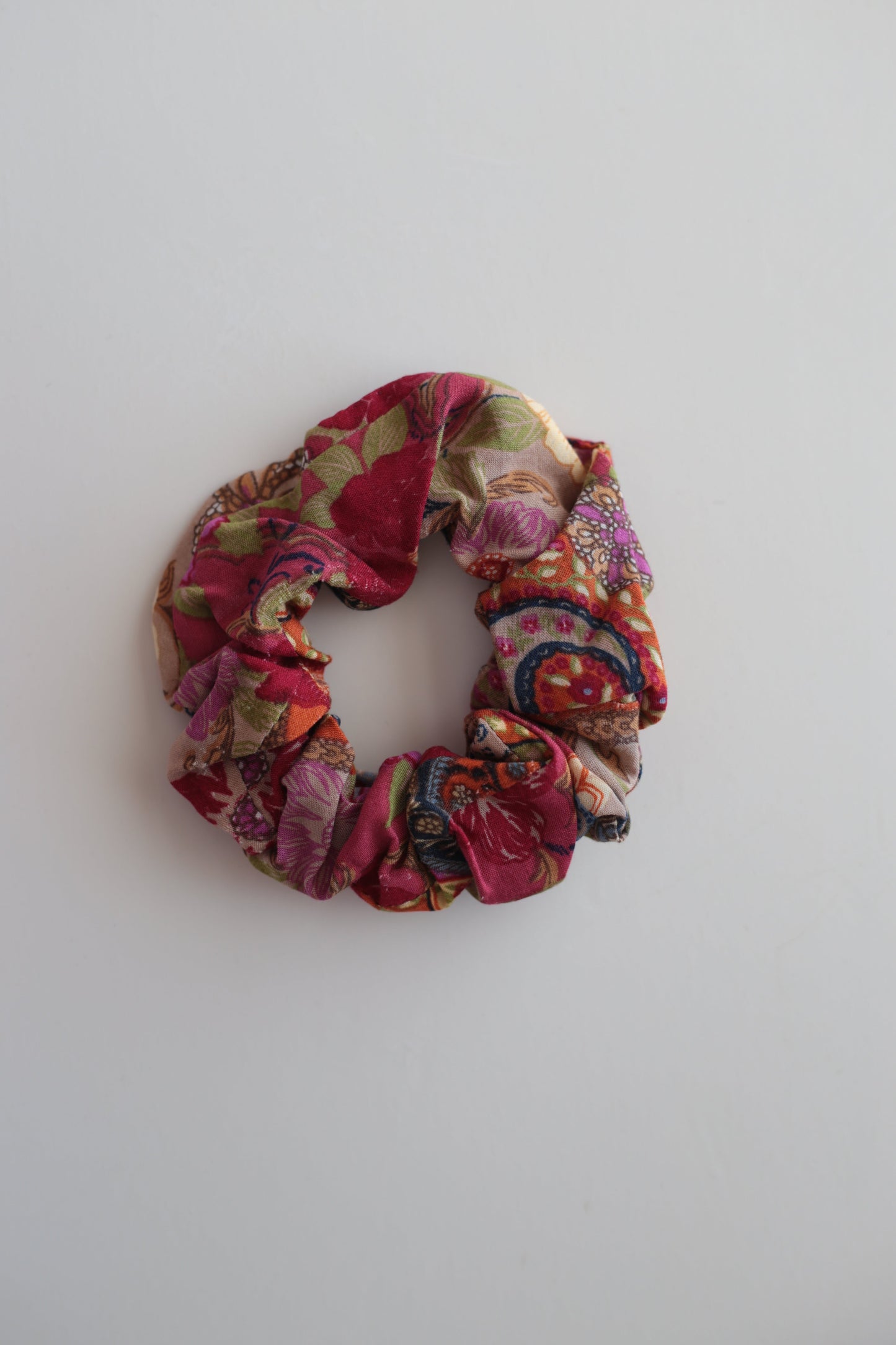 Viscose hair scrunchie in Tropical print