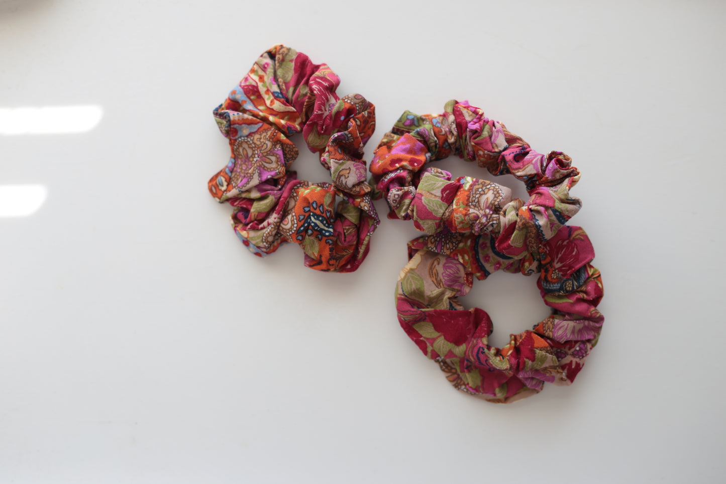 Viscose hair scrunchie in Tropical print