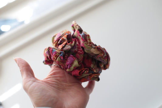 Viscose hair scrunchie in Tropical print