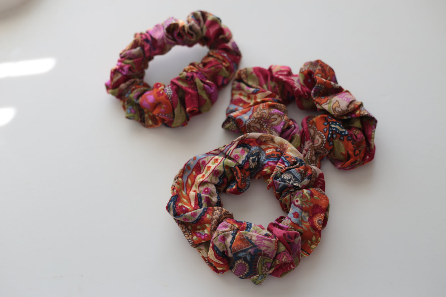 Viscose hair scrunchie in Tropical print