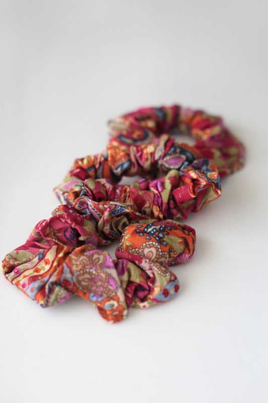 Viscose hair scrunchie in Tropical print