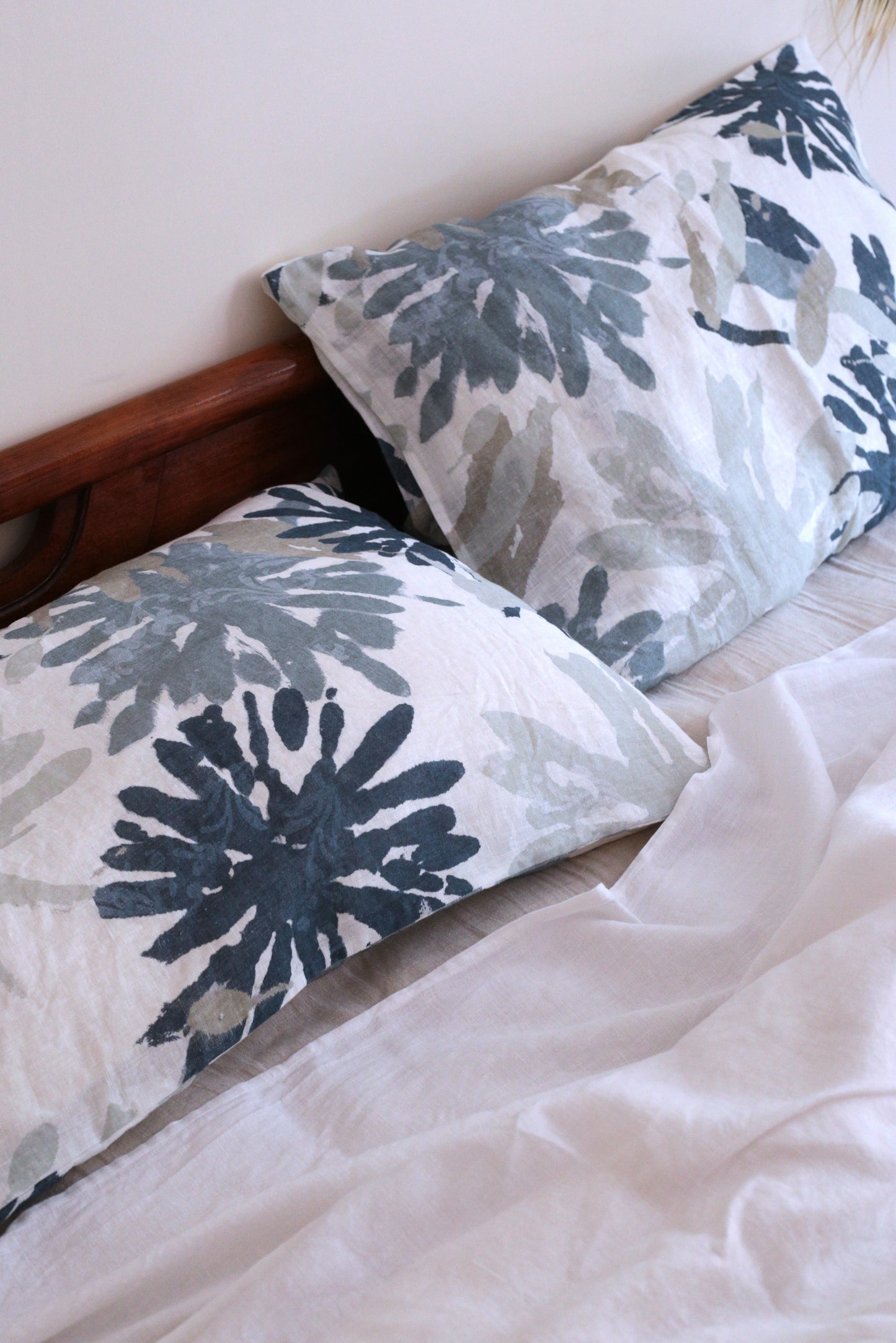 Set of 2 Linen Pillowcases in Tropical Print