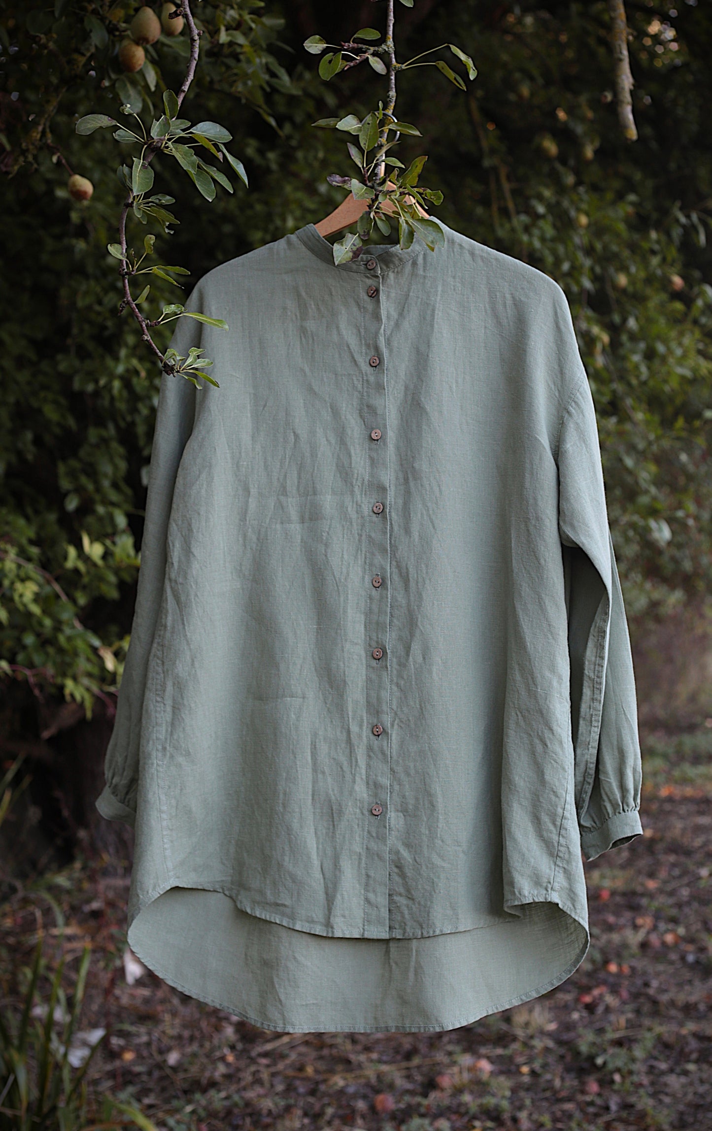 Traveller Linen shirt for women with stand collar in Olive Leaf color
