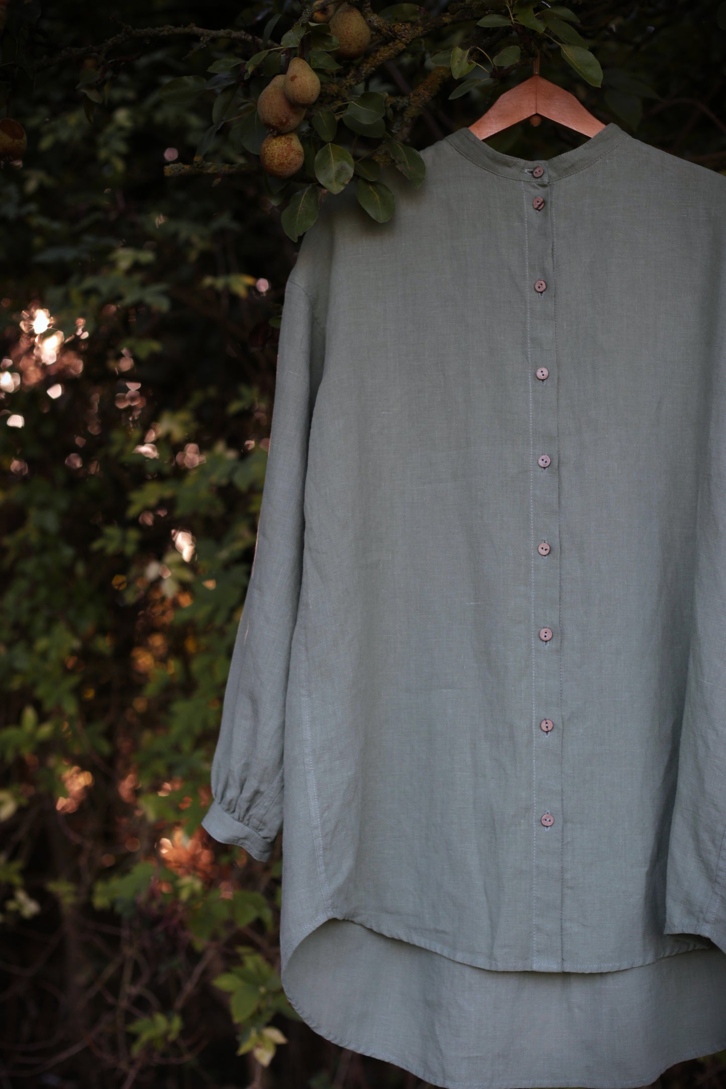Traveller Linen shirt for women with stand collar in Olive Leaf color