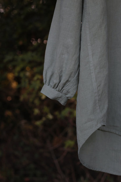 Traveller Linen shirt for women with stand collar in Olive Leaf color