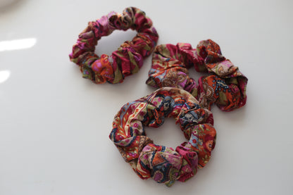 Viscose hair scrunchie in Tropical print
