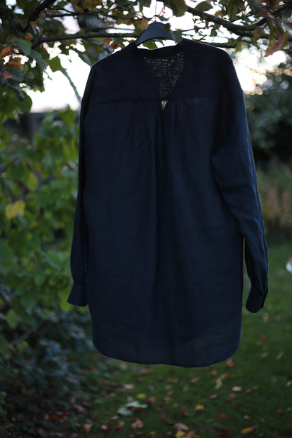 Traveller Linen shirt for women with stand collar in Black color